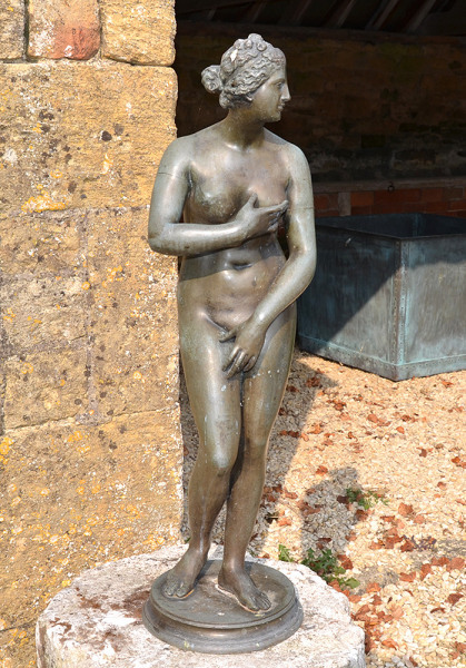  An early 20th century Italian bronze model of the Venus de’ Medici